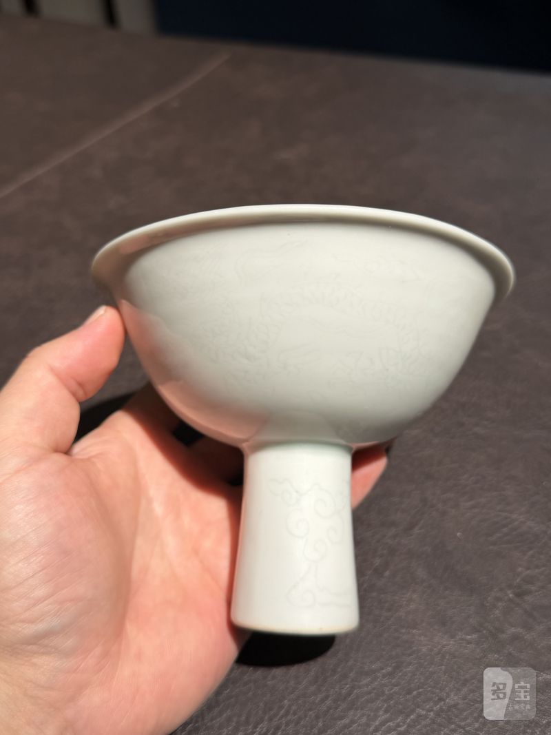 明嘉靖 白釉暗刻龙纹高足杯 - 图8